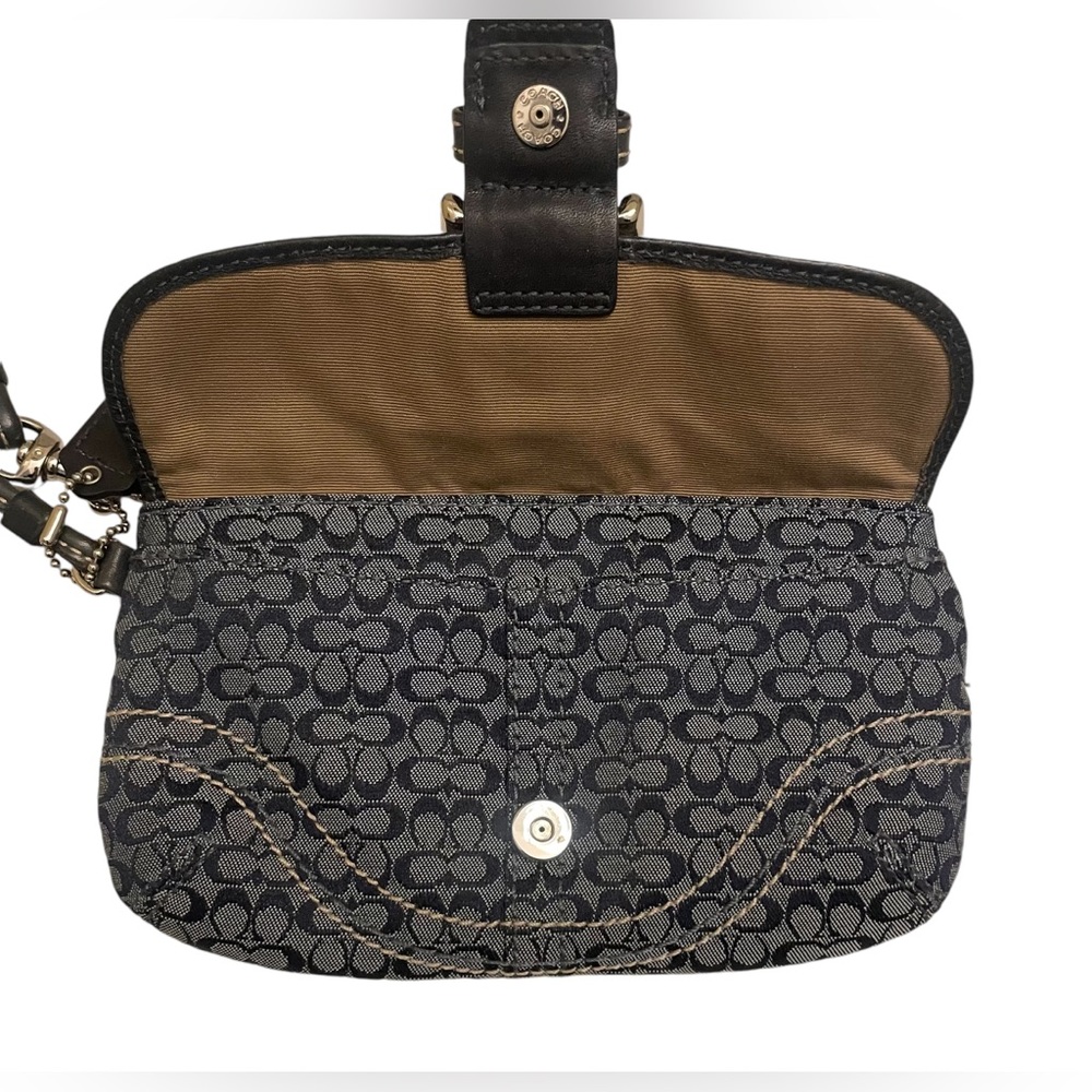 COACH Vintage Y2K Soho Buckle Flap Wristlet/Wallet. Navy/Silver. - Picture 4 of 8